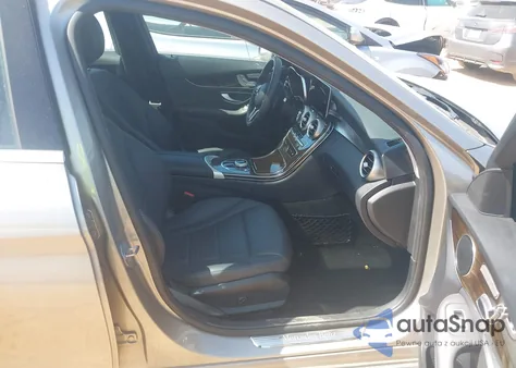 2019 Mercedes-Benz C 300 z USA, uszkodzony, nr VIN 55SWF8DB8KU308975